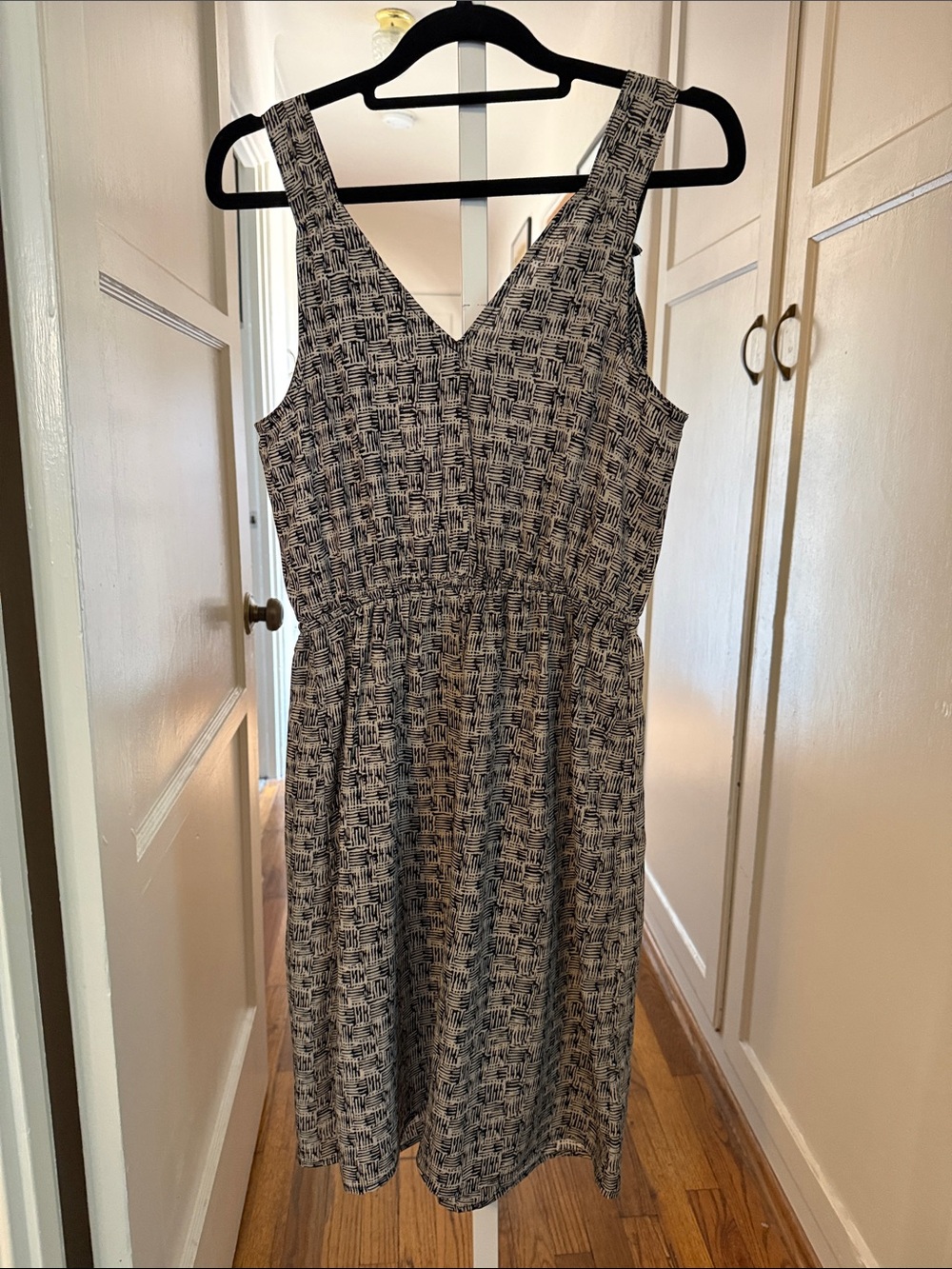 Mossimo Supply Co. Black and Gray V-Neck Gathered-Waist Midi Dress - Picture 4 of 5